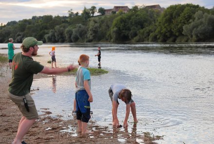 Familienreise Frankreich - Frankreich for family im Kanu - Kinder am Wasser