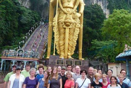 Familienreise Malaysia & Borneo - Malaysia & Borneo Teens on Tour - Goldene Statue vor den Batu Höhlen