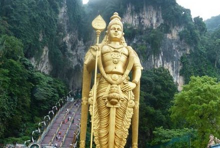 Familienreise Malaysia & Borneo - Malaysia & Borneo Teens on Tour - Goldene Statue vor den Batu Höhlen