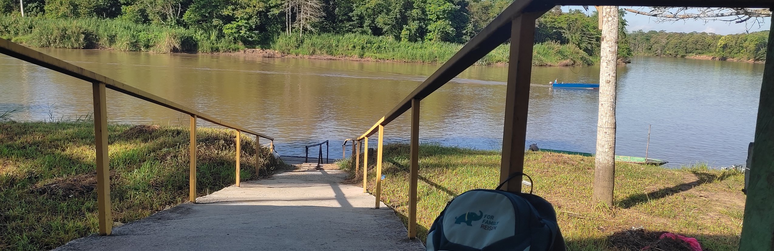 Borneo mit Kindern - Borneo mit Kindern Erfahrungen - Borneo Urlaub mit Kindern - FFR Rucksack am Kinabatangan-Fluss