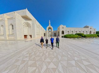 Oman Familienreise - Fravely in der Sultan Quaboos Moschee