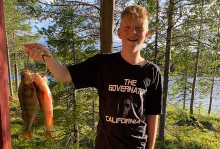 Schweden for family - Schweden Sommer - Junge mit gefangenen Fischen