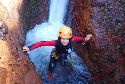 Madeira Familienreise - Madeira for family - Küste von Madeira - Coasteering - Mädchen im Wasser
