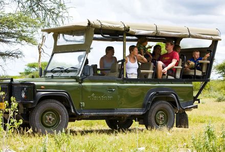 Namibia mit Kindern - Namibia individuell - Etosha Nationalpark - Familie im grünen Jeep