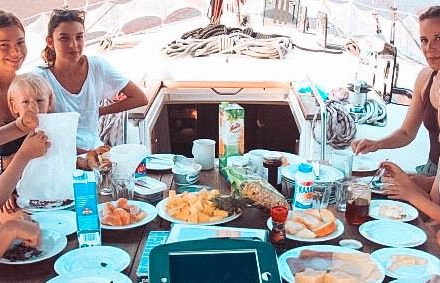 Familienreise Griechenland - Griechenland for family - Segelreise - gemeinsames Frühstück an Bord