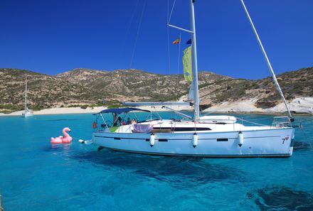 Familienreise Griechenland - Griechenland for family - Segelreise - Yacht Seiteansicht auf blauem Wasser vor Küste