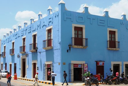 Mexiko Familienreise - Mexiko Family & Teens - blaues Hotel in Campeche
