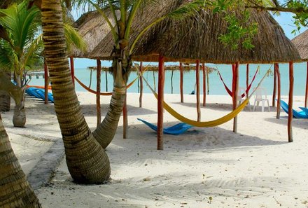 Mexiko Family & Teens - Hotel Tucan Siho Playa - Strand mit Hängeliegen