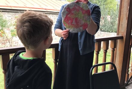 Georgien Familienreise - Georgien individuell - Frau und Kind mit Filzfiguren
