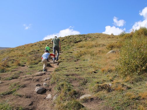 Georgien mit Kindern - Georgien Urlaub mit Kindern - Kazbeg Gergeti