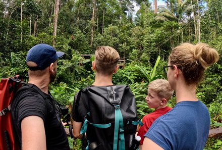 Familienreise Malaysia - Malaysia & Borneo Family & Teens - Familie im Semenggoh Wildlife Center