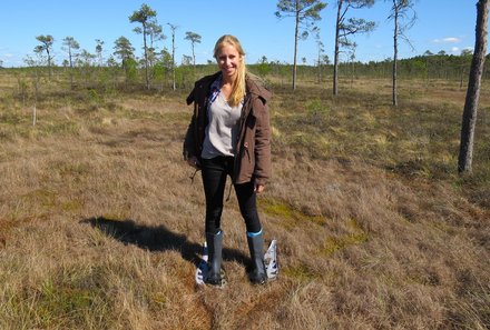 Baltikum for family individuell - Baltikum Familienreise mit Kindern - Estland - Mädchen auf Moorschuhwanderung