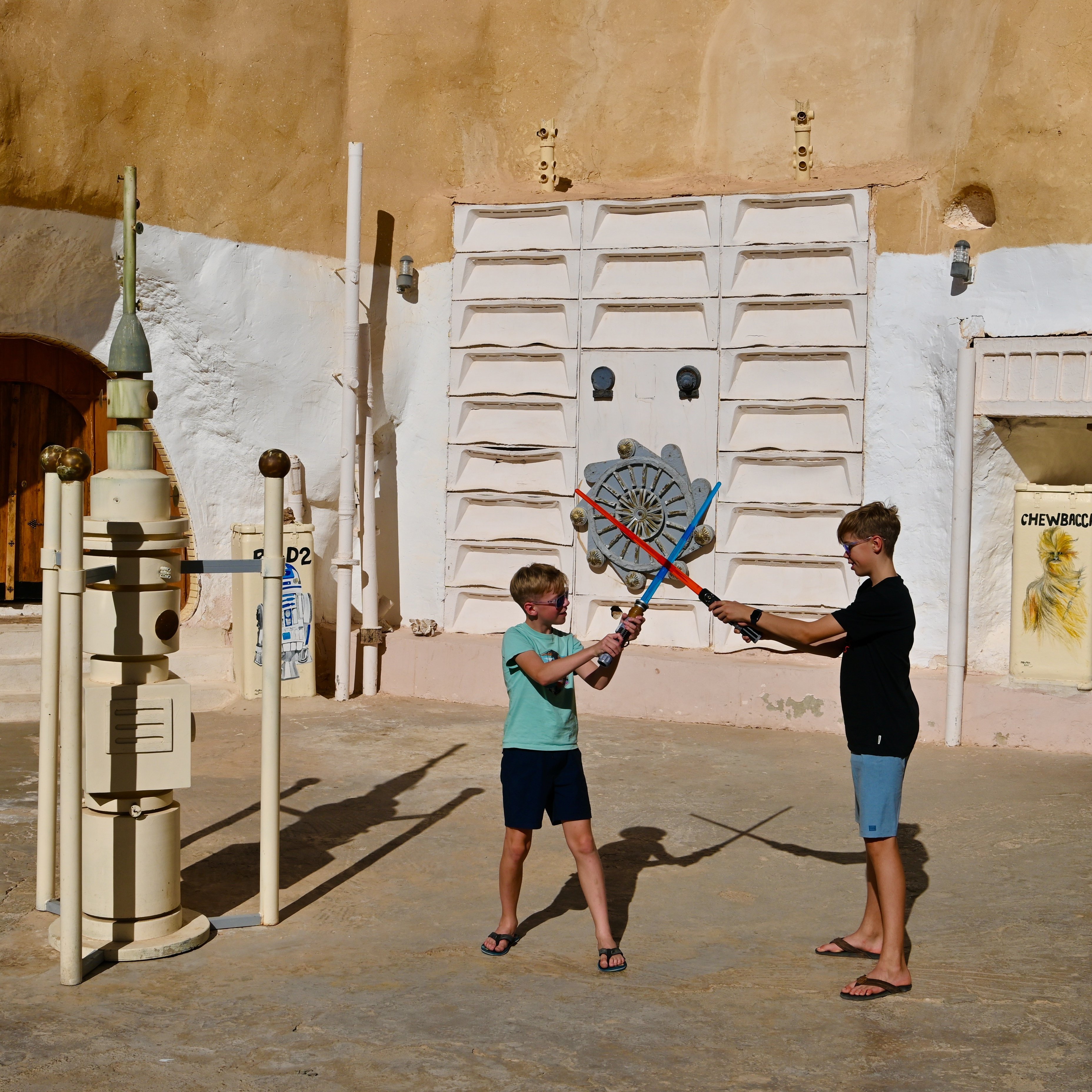Tunesien for family - Tunesien mit Kindern - Jungs mit Lichtschwertern