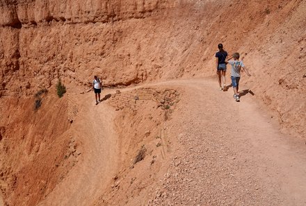 USA Südwesten mit Kindern - USA Westküste for family individuell - Abenteuer im Wilden Westen - Familie wandert im Bryce Canyon Nationalpark