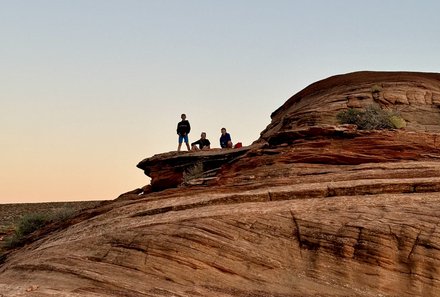 USA Familienreise - USA Westküste for family - Familie auf Felsen am Horseshoe Bend