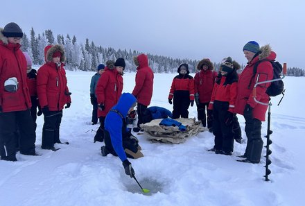Schweden for family Winter - Eisangeln - Gruppe beim Eisangeln
