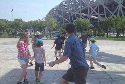 China mit Kindern - China for family - Fussball vor dem Vogelnest