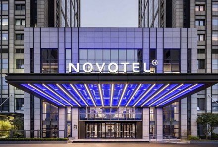 China for family - China Familienreise mit Kindern - Novotel Shanghai Jingan - Eingang 