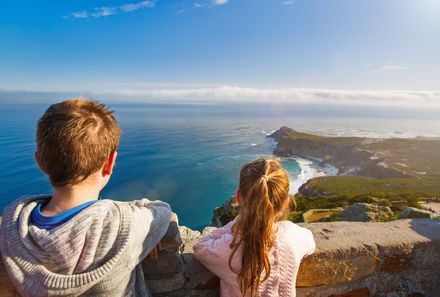 Südafrika Familienreise - Südafrika for family individuell - zwei Kinder blicken auf das Meer