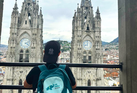 Familienreise Galapagos und Ecuador - Galapagos Family & Teens - Kind vor Kathedrale in Quito