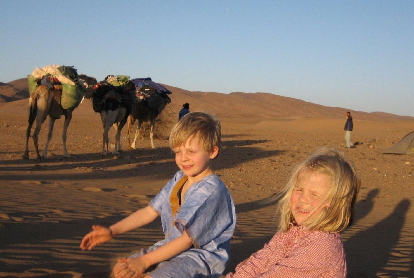 Marokko mit Kindern - Familienreise in den Orient - Kinder in der Wüste