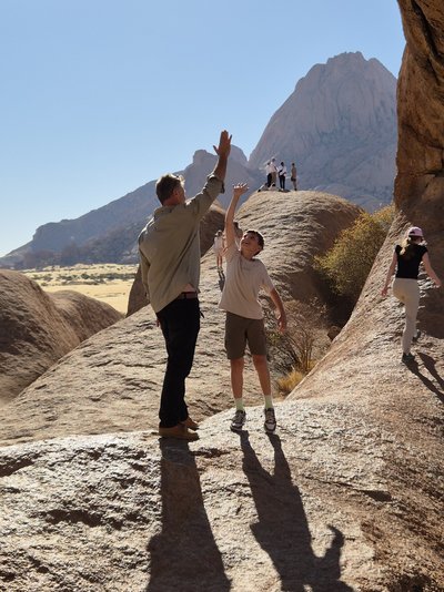 Namibia for family - Vater und Kind zusammen in der Wüste - Bewertung