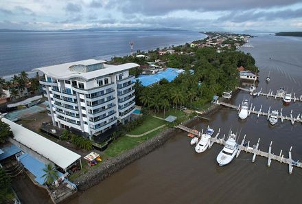 Costa Rica mit Kleinkind - Costa Rica Mietwagenreise mit Kindern - Hotel Puerto Azul & Club Nautico - Außenansicht - Vogelperspektive