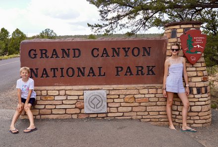 USA Familienreise - USA Westküste for family - Kinder am Eingang zum Grand Canyon Nationalpark