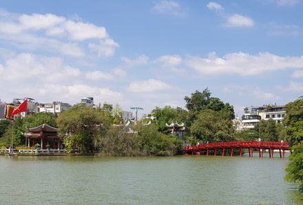 Vietnam Familienreise - Vietnam for family Summer - Blick auf rote Huc Brücke in Hanoi