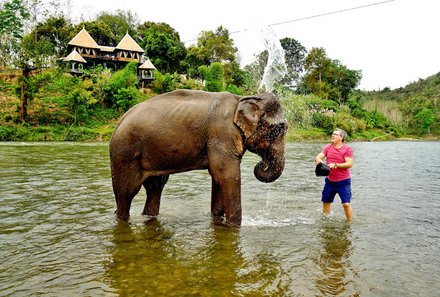 Laos und Vietnam Familienreise - Laos und Vietnam Reise mit Kindern - Elefanten beim Baden im Wasser