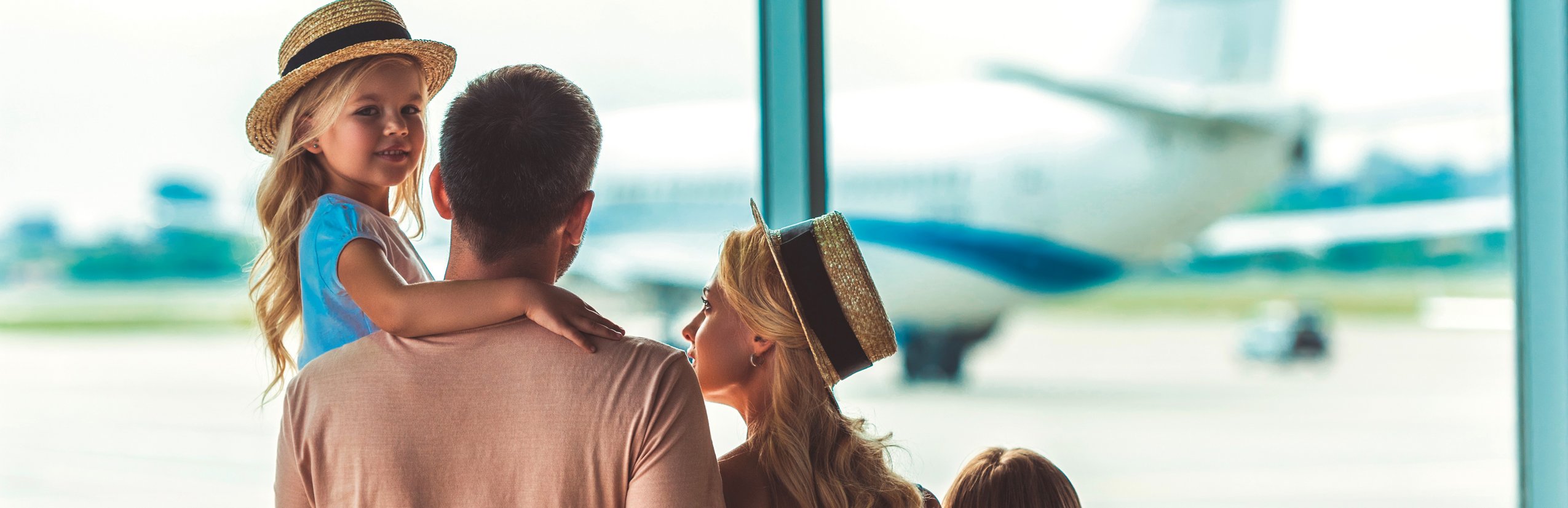 Osterurlaub mit Kindern - Osterferien Urlaub mit Kindern - Familienurlaub Ostern - Familie am Flughafen