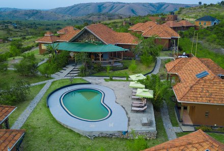 Uganda Family & Teens - Kigarama Wilderness Lodge - Außenansicht mit Pool