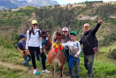 Familienreise Galapagos und Ecuador - Galapagos Family & Teens - Gruppe mit Lama