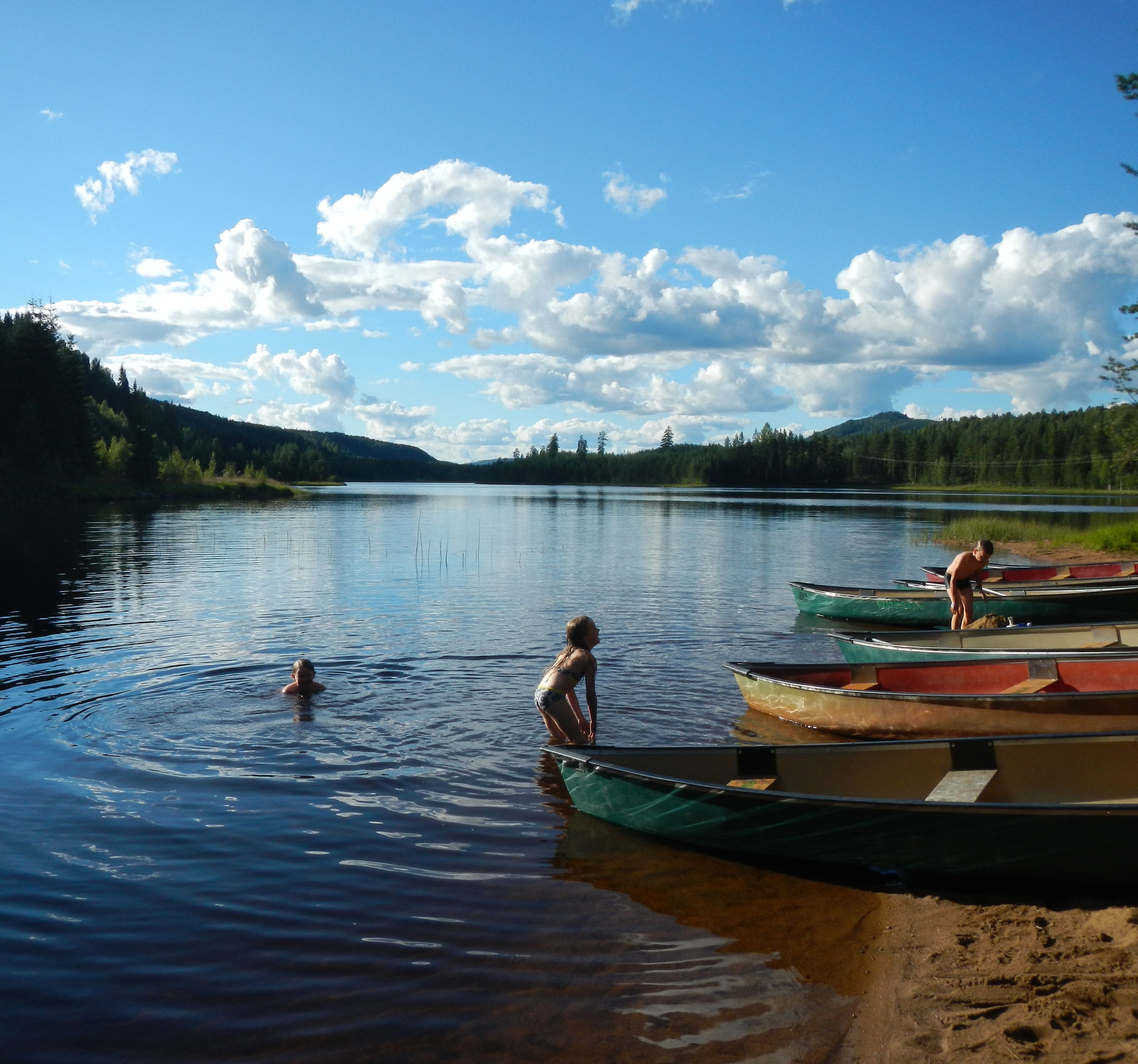 Schweden Familienreise - Aktivurlaub Schweden mit Kindern - Kinder im See