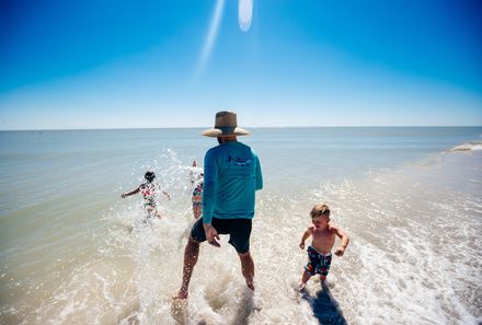 Florida Familienreise - Sanibel - Familie spielt am Strand