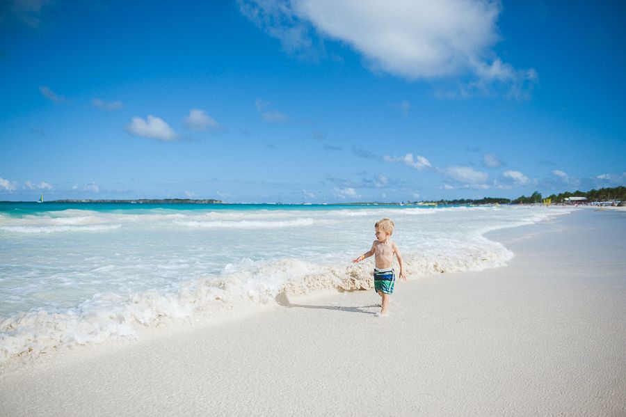 Katja von AntonsGanzeWelt berichtet über das Reisen mit Kindern - Fernreisen mit Kindern - Kind am Strand