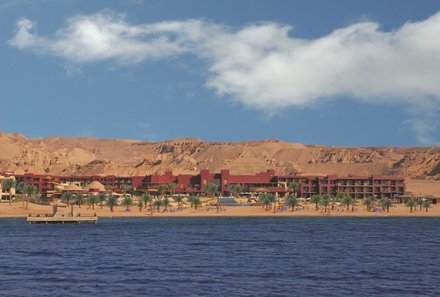 Jordanien Rundreise mit Kindern - Mövenpick Hotels & Resorts - Tala Bay Aqaba - Ansicht Meer Hotelanlage