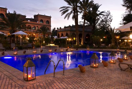Familienreise Marokko - Marokko for family Deluxe - Ouarzazate Oz Palace - Außenpool am Abend