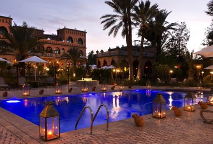 Familienreise Marokko - Marokko for family Deluxe - Ouarzazate Oz Palace - Außenpool am Abend