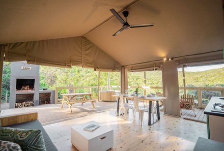 Garden Route Familienreise - Addo Nationalpark - AfriCamps Wohnzimmer mit Blick auf Natur