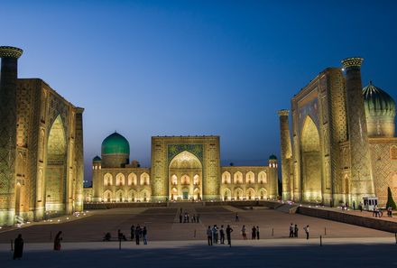Usbekistan Familienreise - Samarkand - Hauptplatz der Stadt bei Nacht