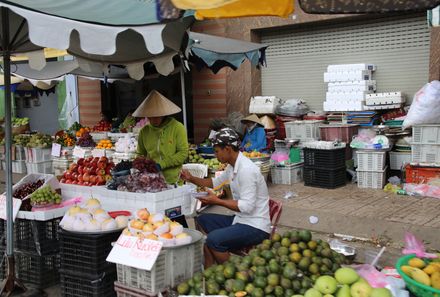 Vietnam & Kambodscha Familienreisen - Einheimische auf Markt in Saigon