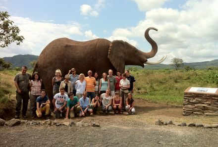 Tansania - Tansania Family & Teens - Gruppenfoto mit Elefant
