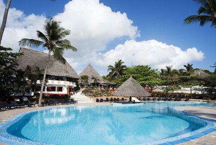Serengeti mit Kindern individuell - Tansania for family deluxe - Sansibar Strandverlängerung - Karafuu Beach Resort - Resortpool