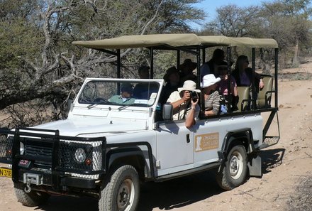 Abenteuersafaris in Namibia - Namibia mit Kindern - Reisegruppe im Jeep