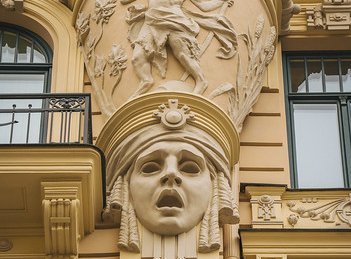 Baltikum for family - Riga - Jugendstilarchitektur mit Gesichtern