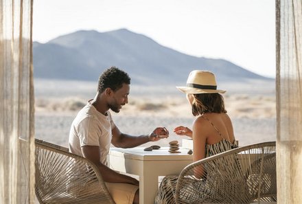 Individuelle Namibia Familienreise Deluxe - Wilderness Little Kuala - Paar beim Spiele spielen