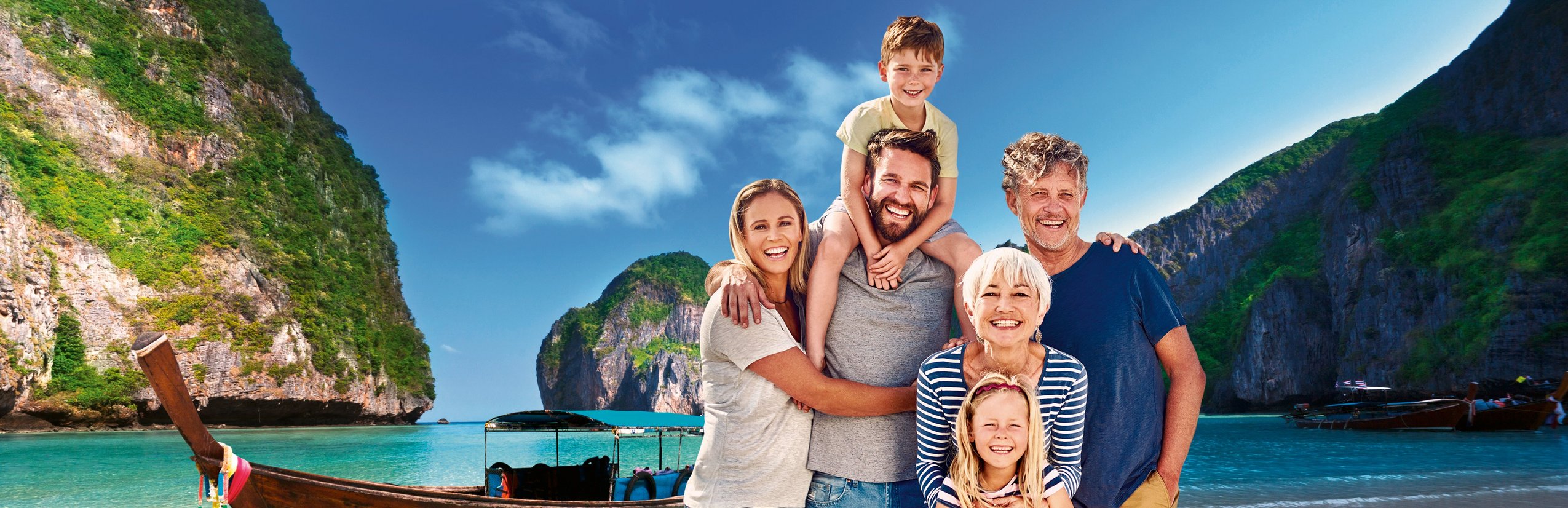 Last Minute Reisetermine für Familienreisen mit Rabatt - Familie am Strand von Thailand
