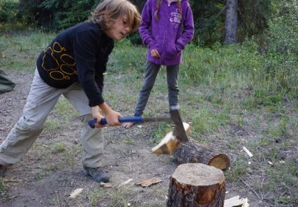 Vorstellung neuer Familienreisen - Kanada mit Kindern - Kinder hacken Holz