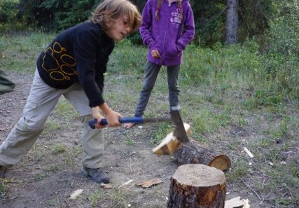 Kanada mit Kindern - Gründe nach Kanada zu reisen - Kinder hacken Holz